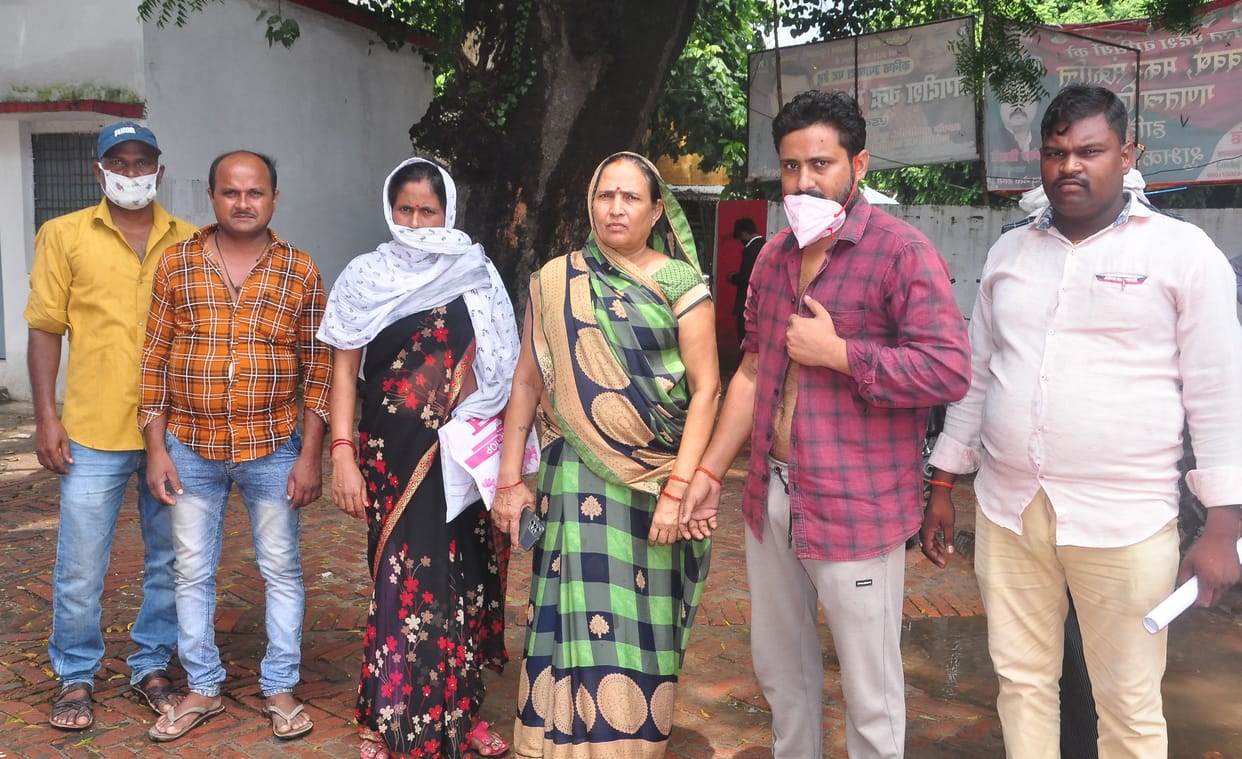 Baghrai police beat the young man by tying him to a pillar, relatives came to complain to the SP