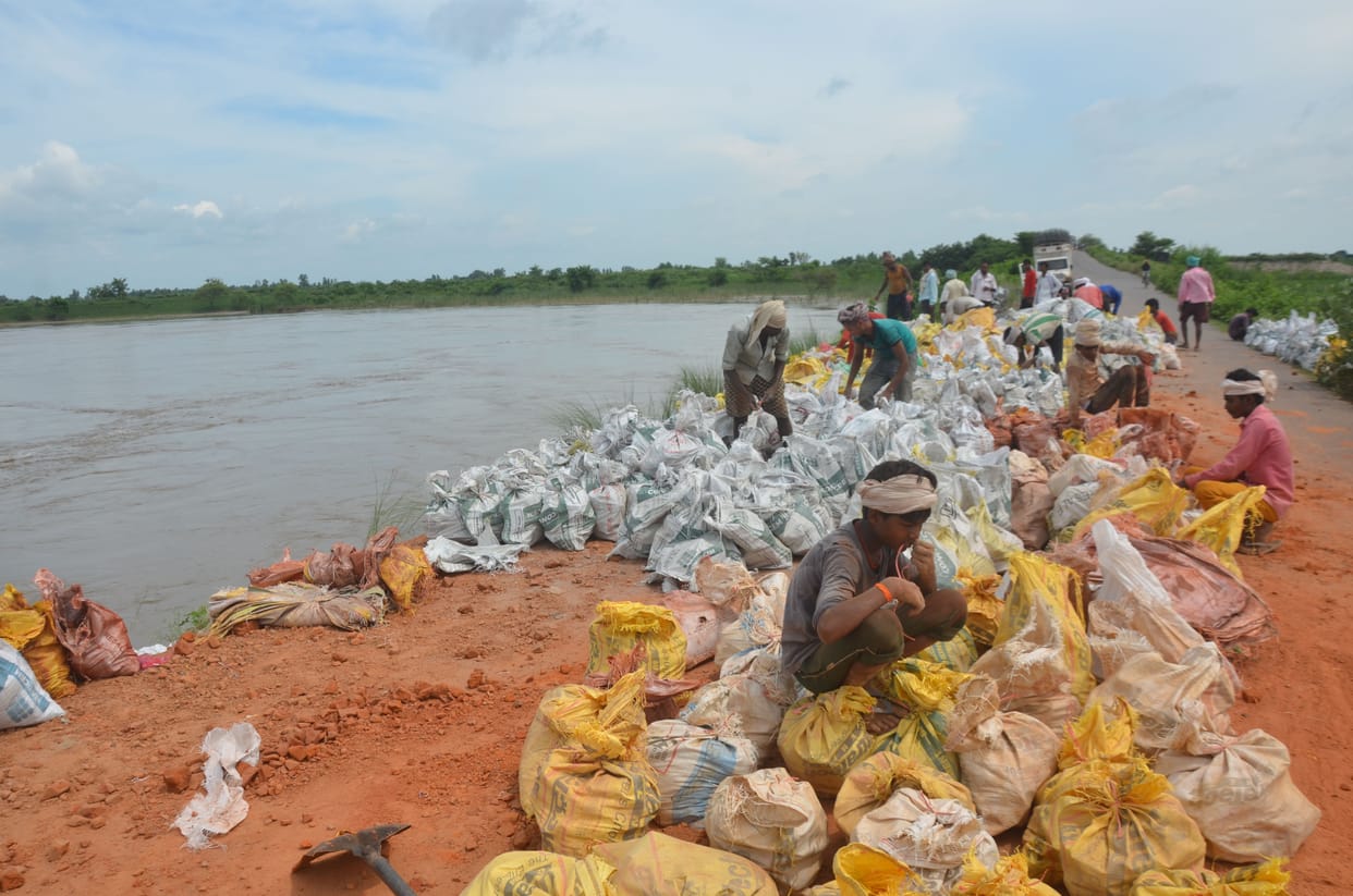 30 cm from the danger mark. Rapti reached up