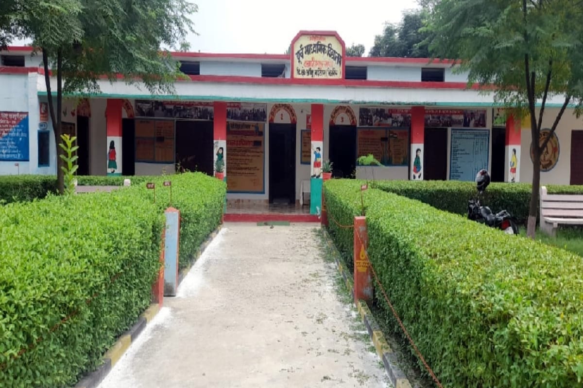 Bijnor teacher changed the face of the Government school, No admission, board had to be installed after fight for entry