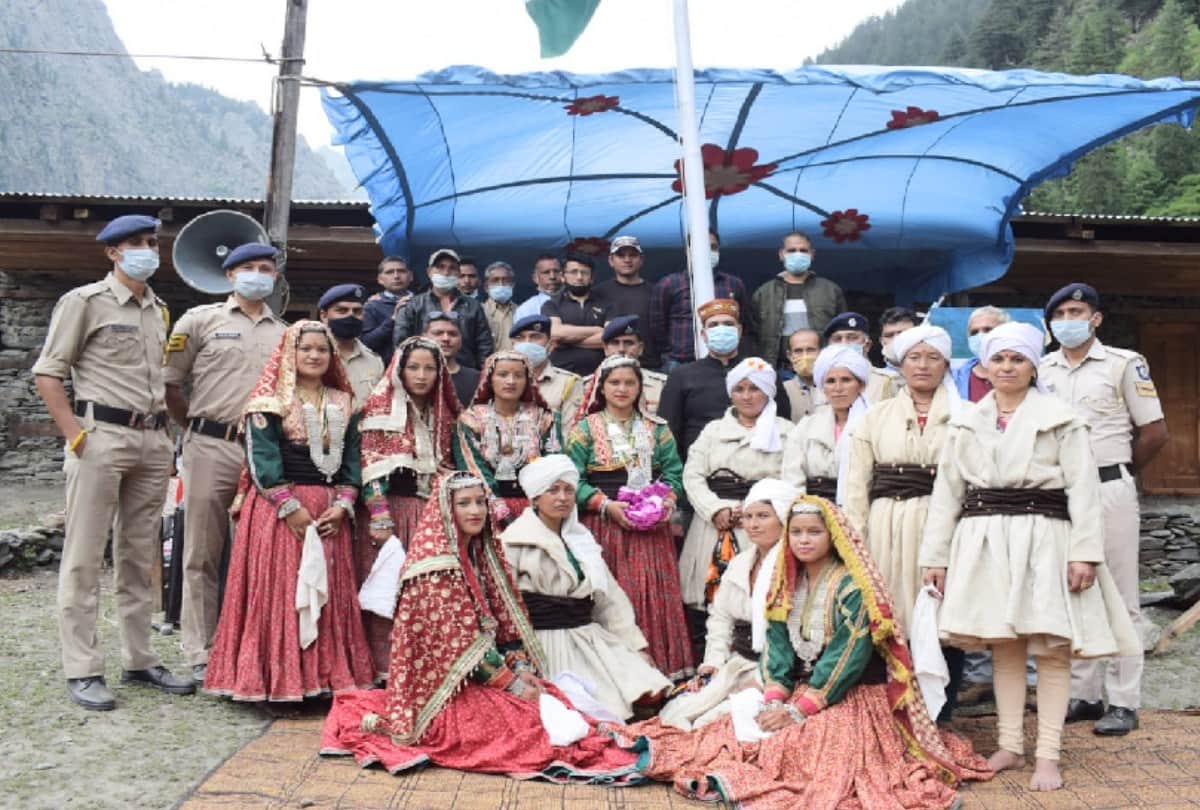 himachal news: Salute to the spirit of the administrative staff, after traveling 76 km on foot  unfurled the national flag at bada bhangal