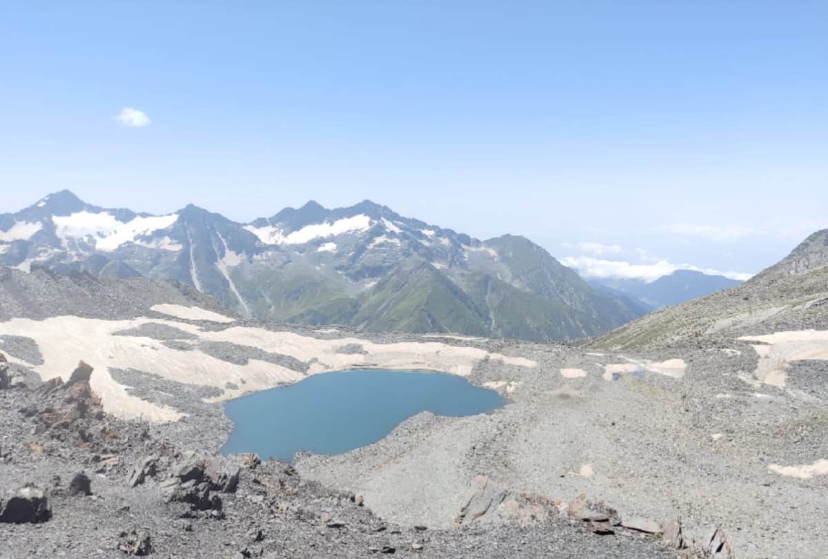himachal news: Salute to the spirit of the administrative staff, after traveling 76 km on foot  unfurled the national flag at bada bhangal