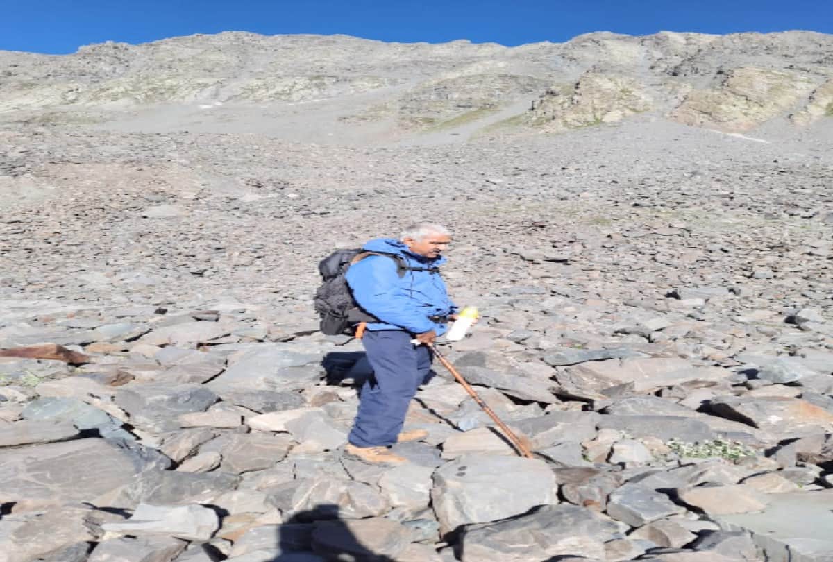 himachal news: Salute to the spirit of the administrative staff, after traveling 76 km on foot  unfurled the national flag at bada bhangal