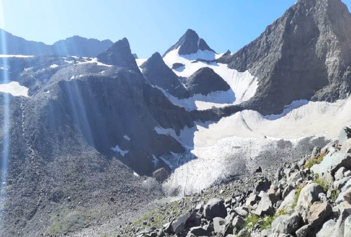 himachal news: Salute to the spirit of the administrative staff, after traveling 76 km on foot  unfurled the national flag at bada bhangal