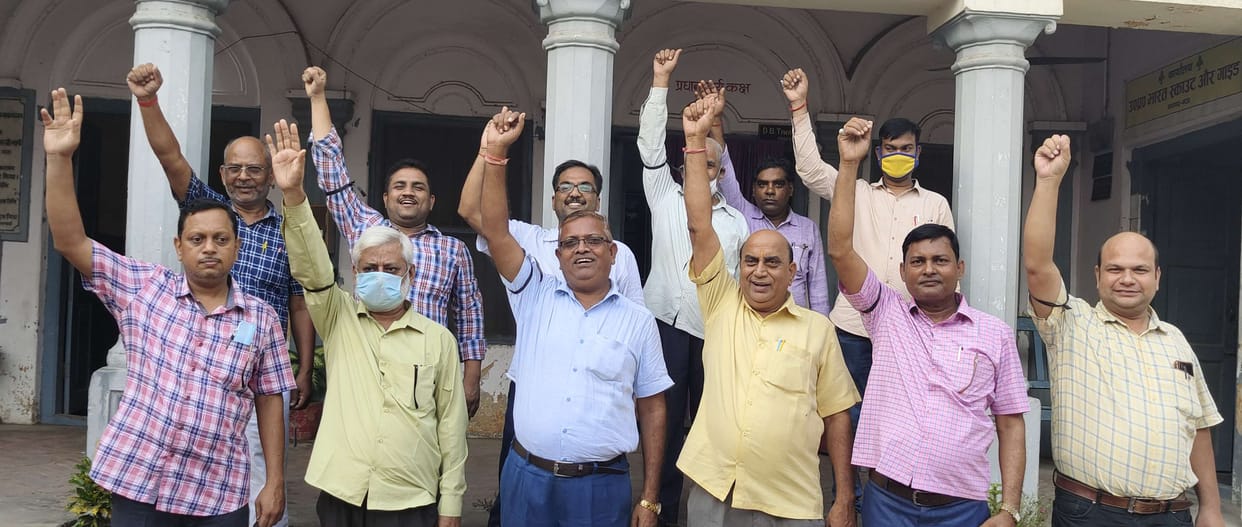 Mau: Teachers protested by tying a black band