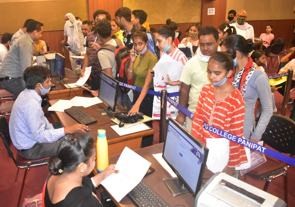 Portal started on the third day of application, crowd of students gathered