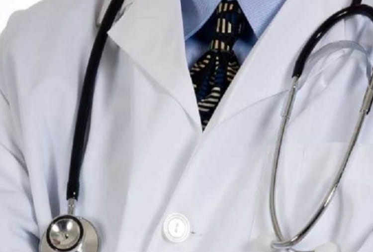 Private doctors are called to make the patient unconscious for the operation