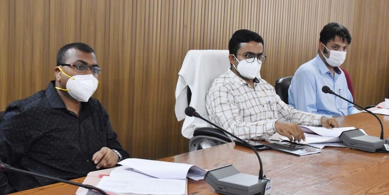 DM stopped the salary of absent officers in the meeting