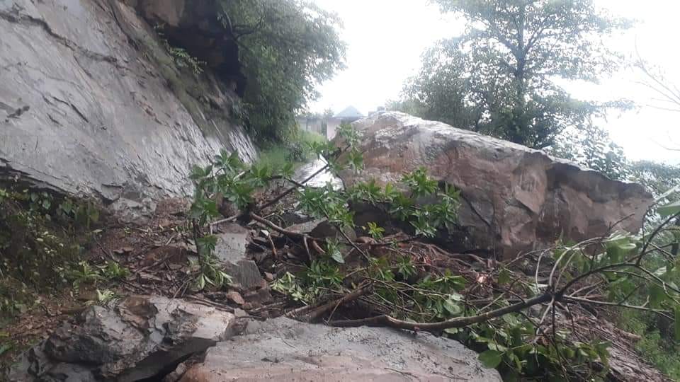 alandhar-Mandi highway blocked for eight hours due to rock fall
