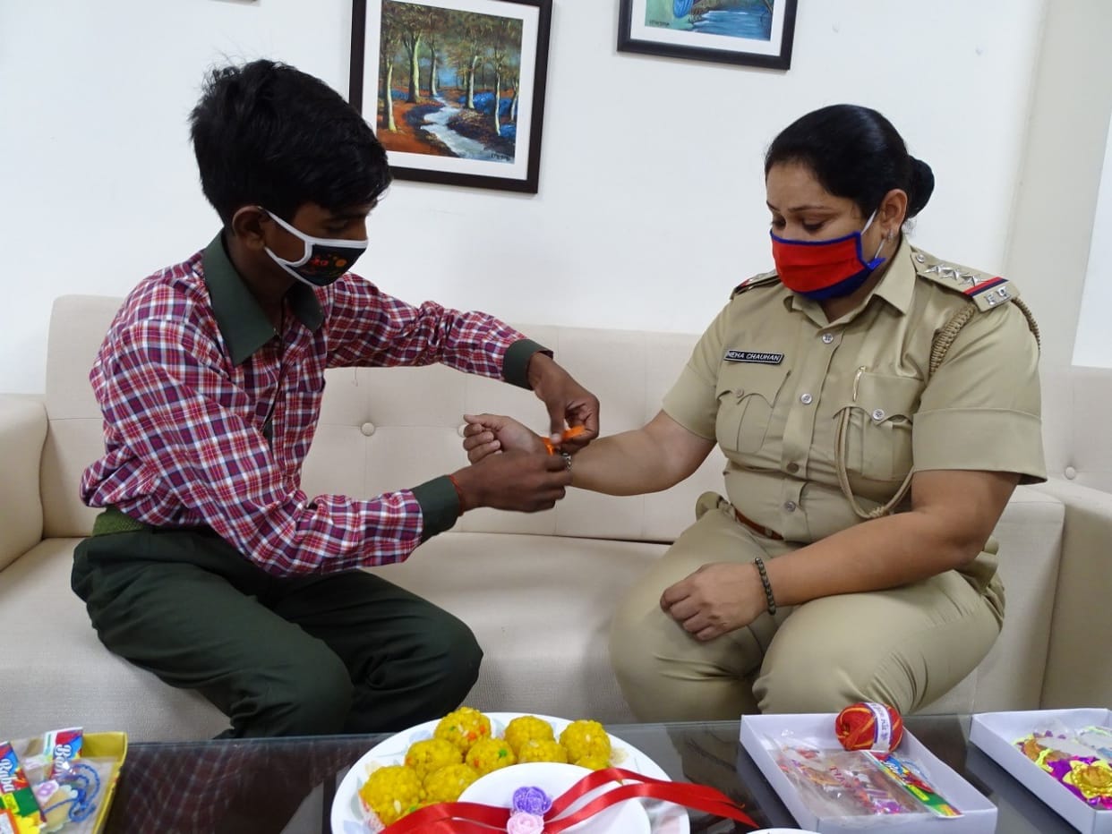 Government school boys tied rakhi to women policemen