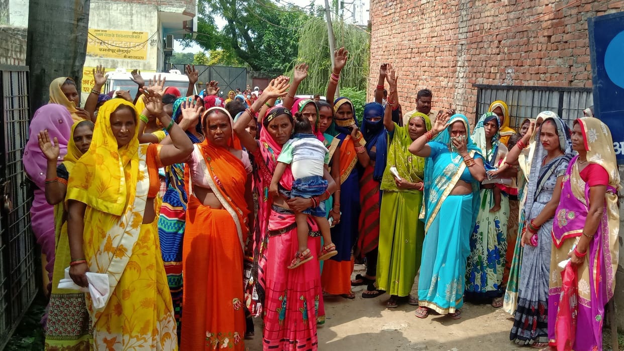 Women furious due to non-opening of account, created ruckus by gheraoing the bank