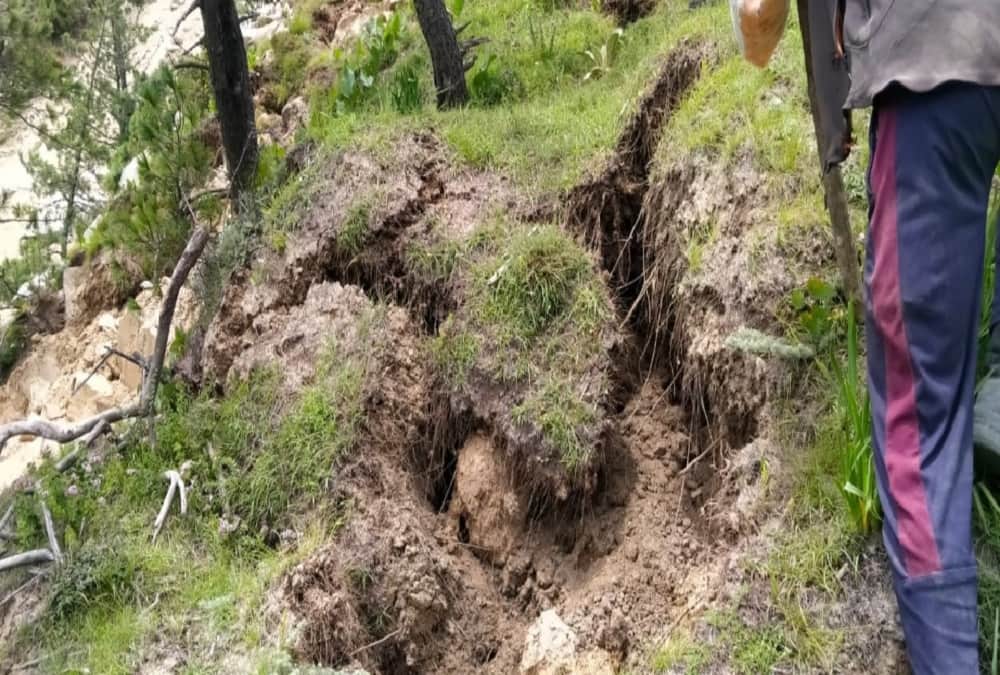 India-China border: Malari highway closed on six days and Big cracks on mountain photos