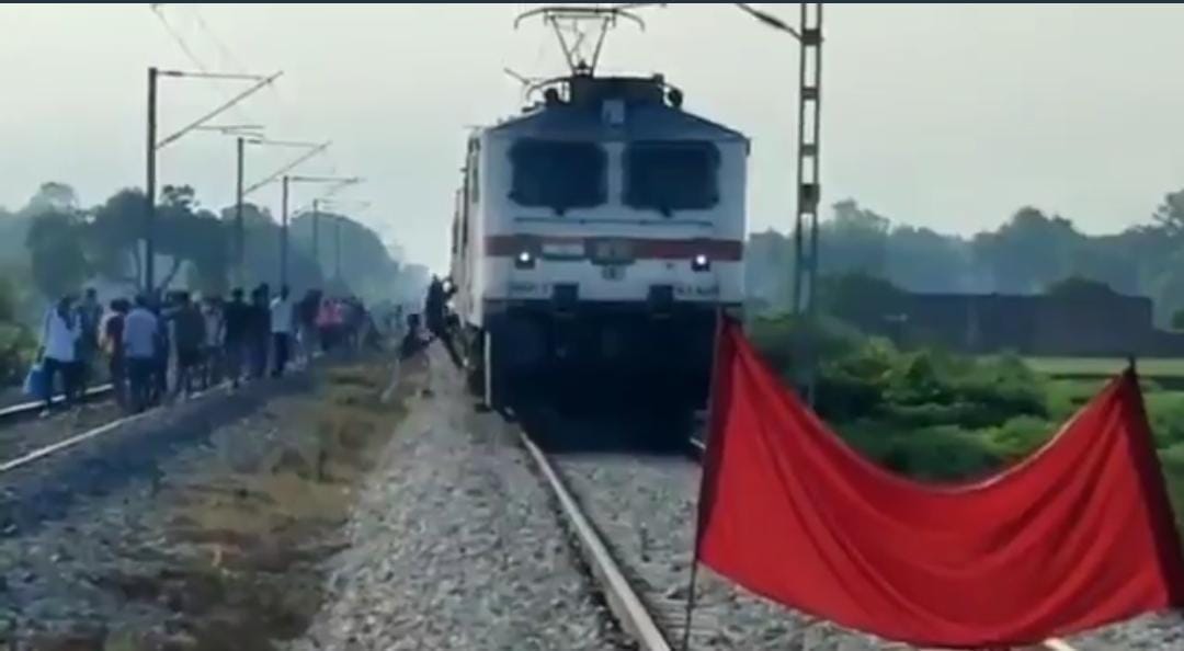 train Accident averted in bhadohi  Well found under railway line two trains passed through submerged railway track Chauri Chaura Express stopped