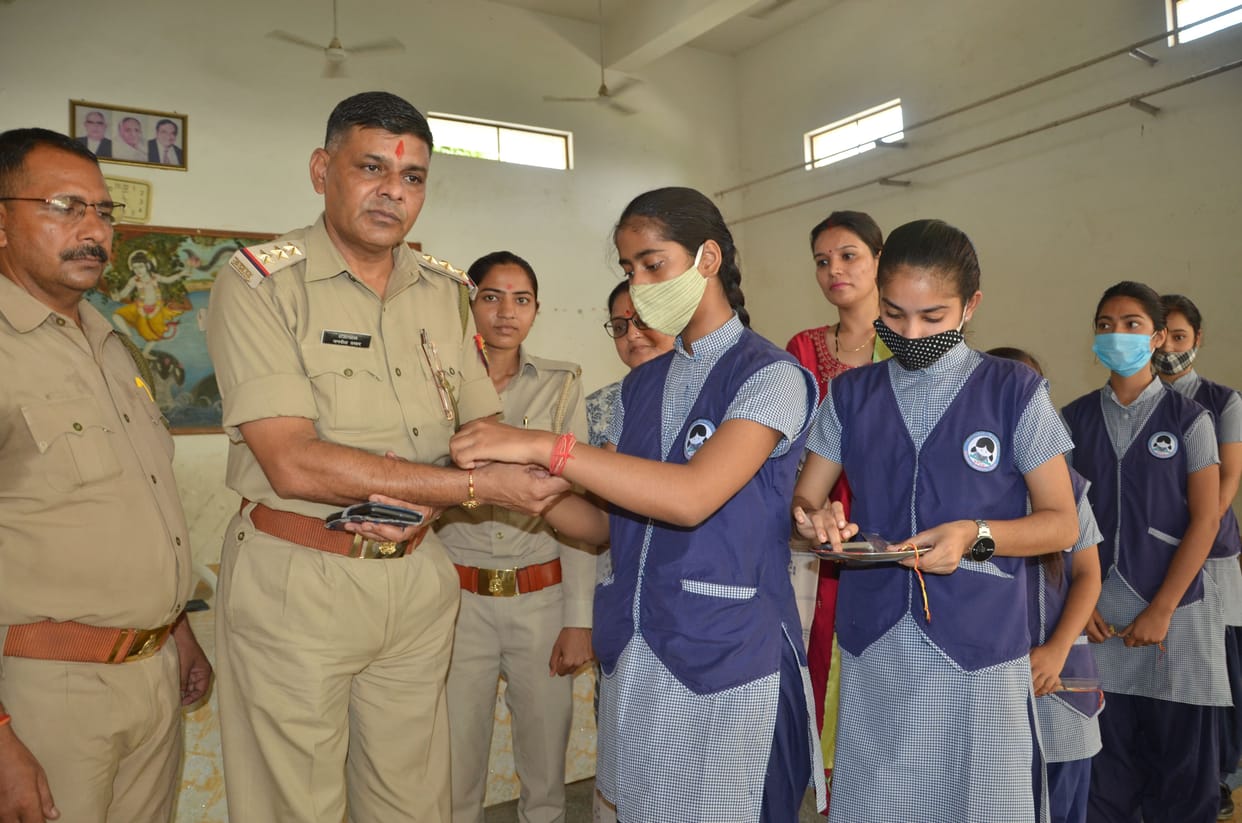 Mathura: Girl students tie defense thread on policemen's wrists