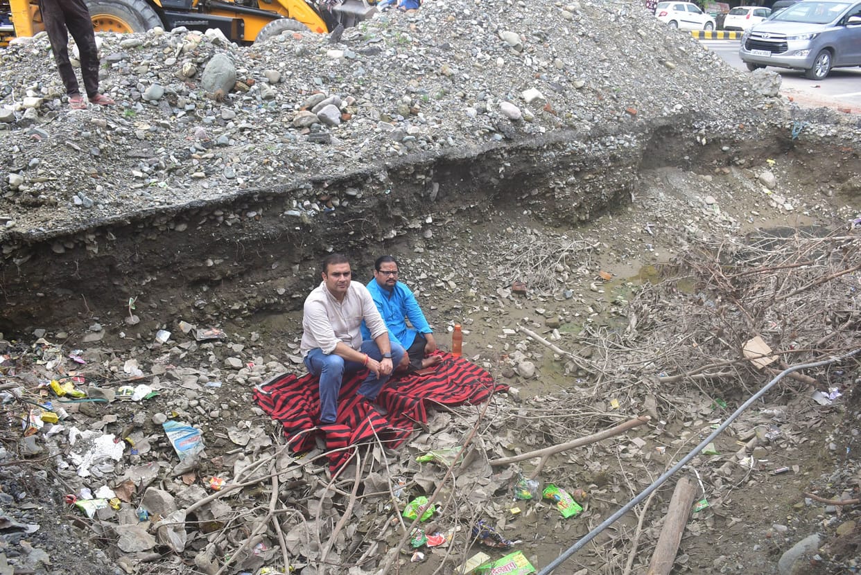 Councilor had to picket to fill the pit