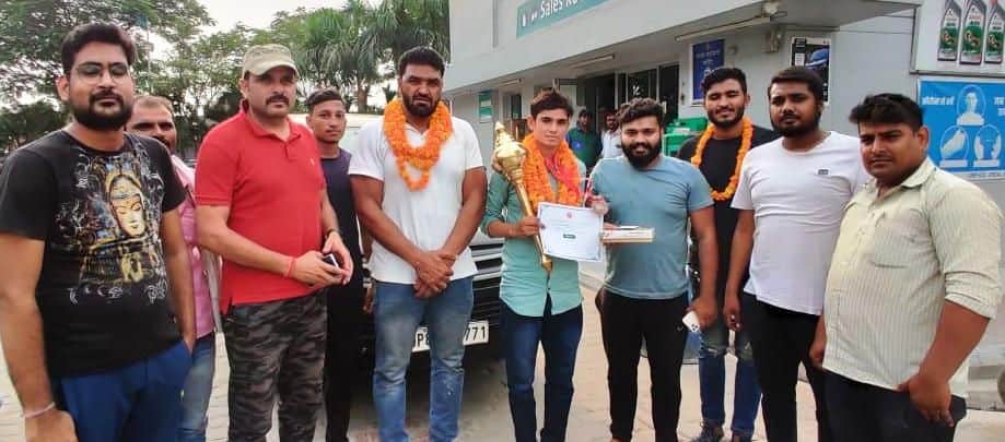 Hathras: Neetu of Dhanauti won bronze medal in state level beach wrestling competition