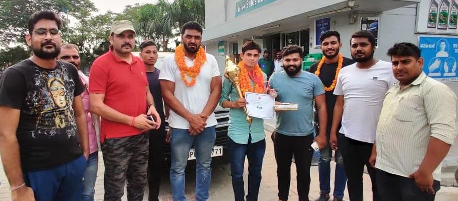 Hathras: Neetu of Dhanauti won bronze medal in state level beach wrestling competition
