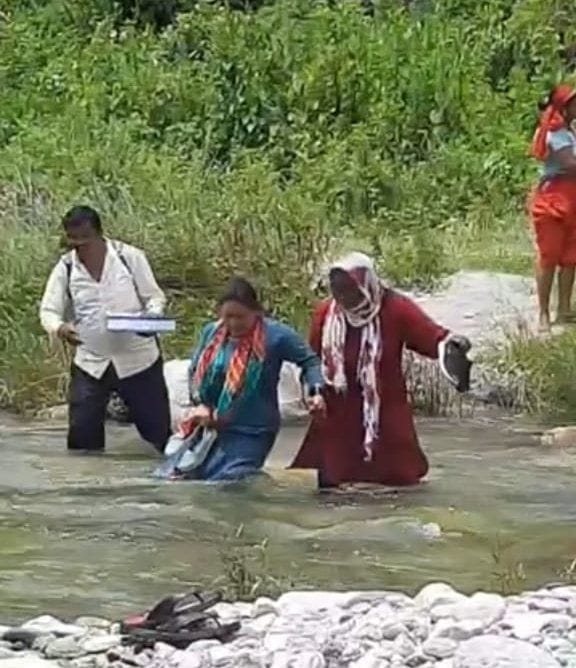 Health workers came to vaccinate after crossing the danger