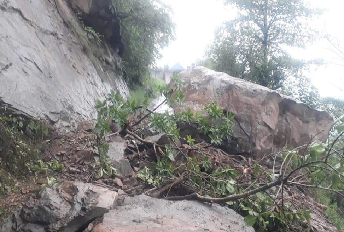 Jalandhar-Mandi highway remain blocked for eight hours due to rock fall