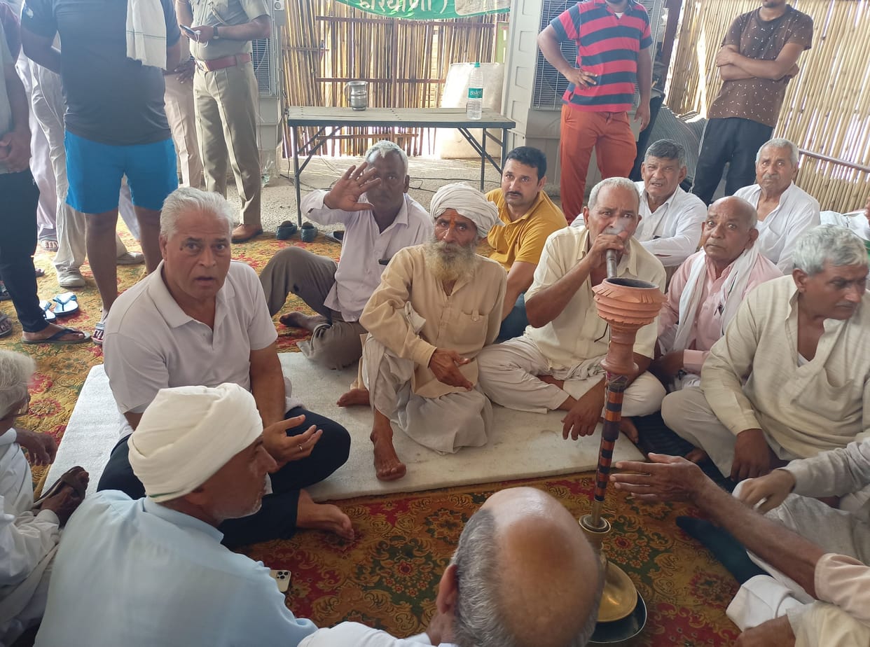 Attempts to burn huts, assaulting farmers in dharna