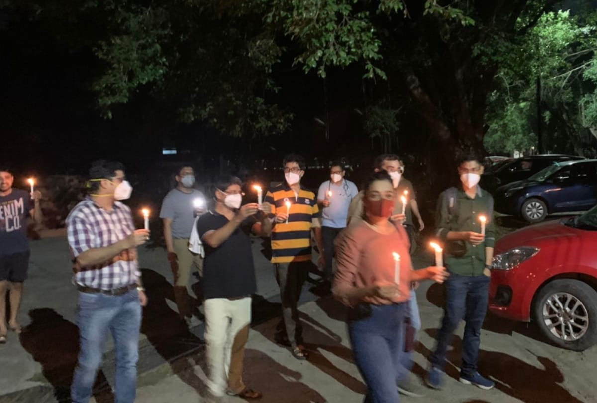 Inconclusive talks: Resident doctors took out candle march, hunger strike from today, students have been agitating for two days