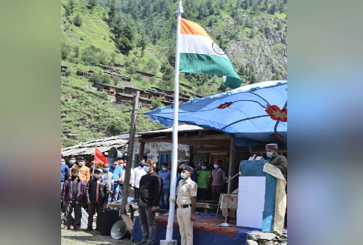 himachal news: Salute to the spirit of the administrative staff, after traveling 76 km on foot  unfurled the national flag at bada bhangal