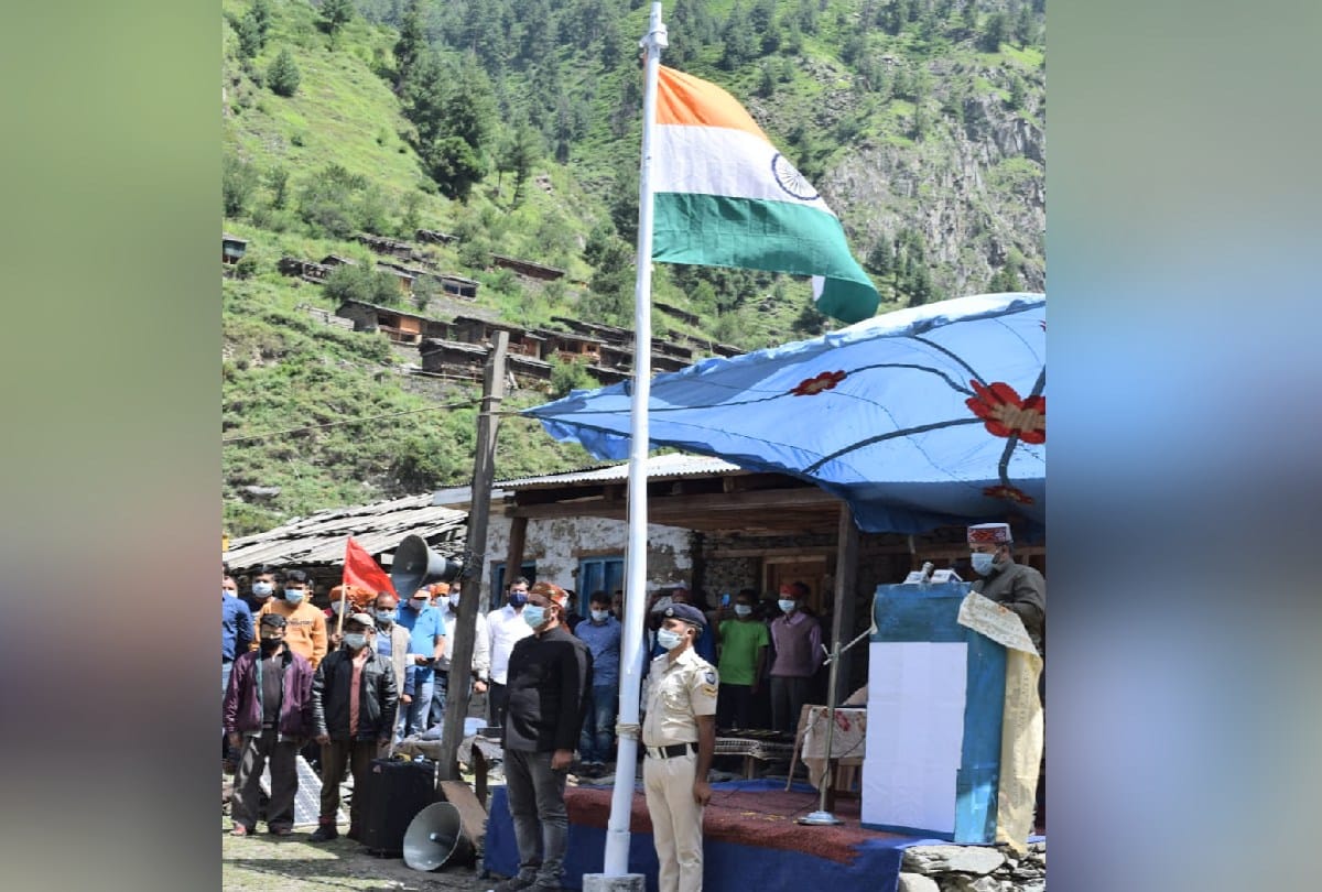 himachal news: Salute to the spirit of the administrative staff, after traveling 76 km on foot  unfurled the national flag at bada bhangal