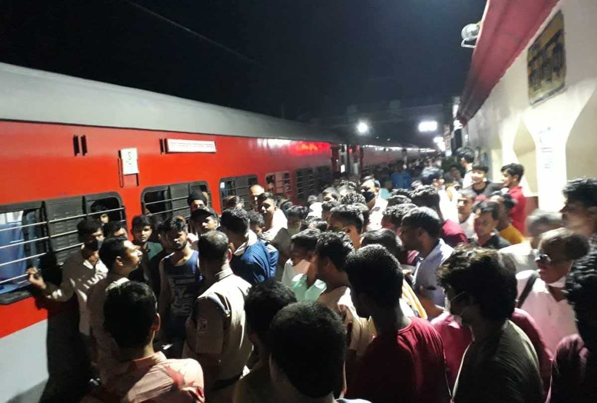 Cattle collided with OHE after colliding with Mahabodhi Express: More than 17 trains stood there for 10 hours