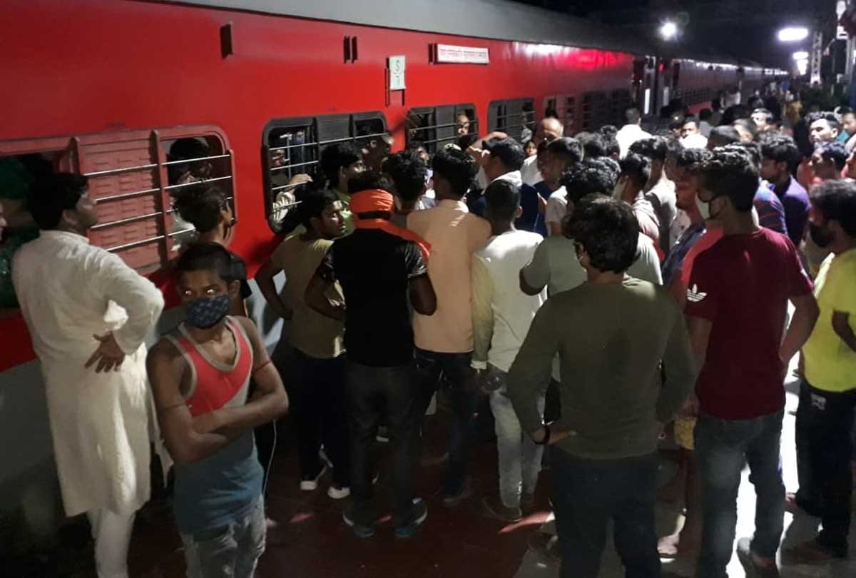 Cattle collided with OHE after colliding with Mahabodhi Express: More than 17 trains stood there for 10 hours