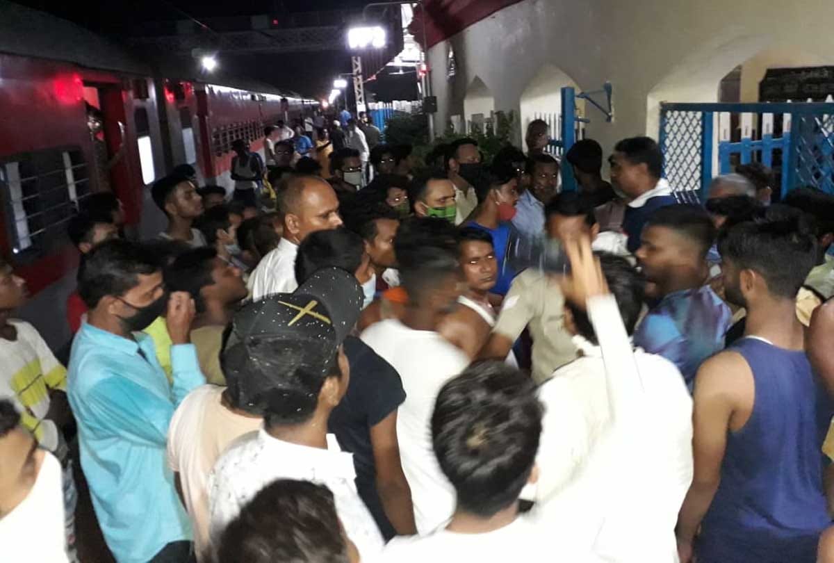 Cattle collided with OHE after colliding with Mahabodhi Express: More than 17 trains stood there for 10 hours