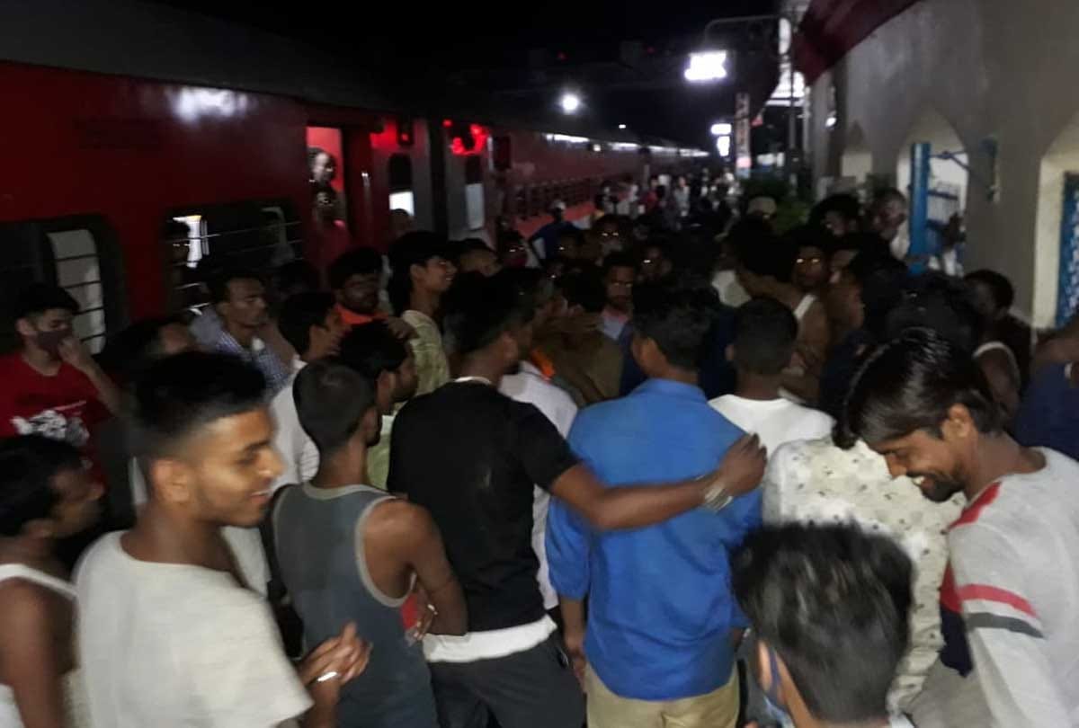 Cattle collided with OHE after colliding with Mahabodhi Express: More than 17 trains stood there for 10 hours
