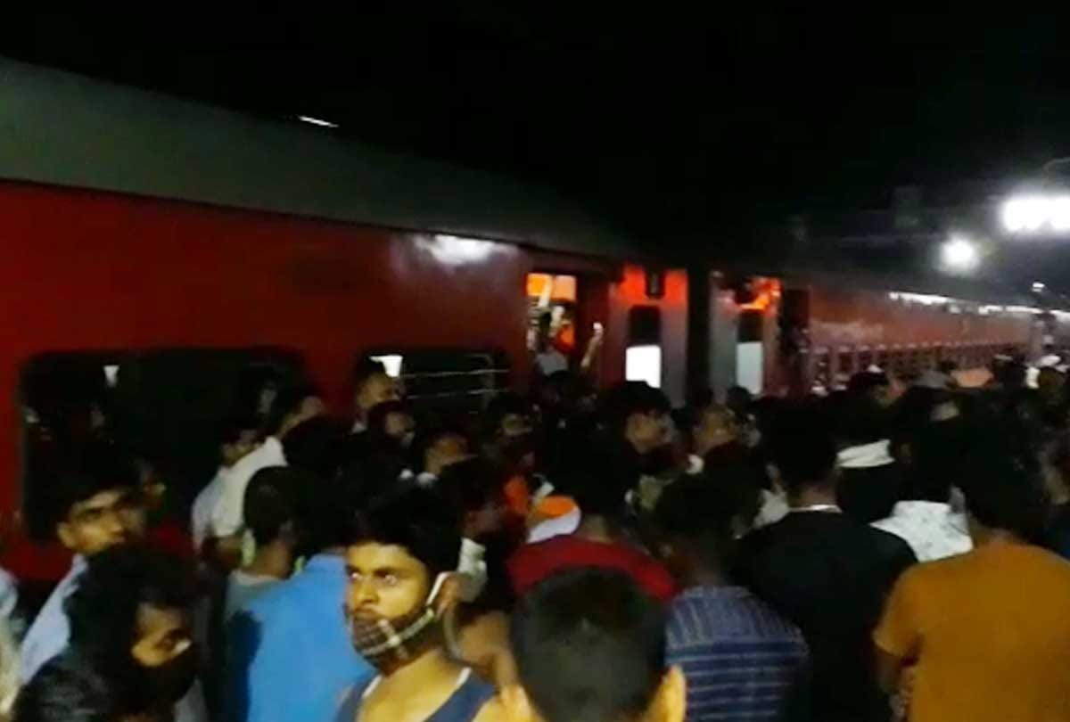 Cattle collided with OHE after colliding with Mahabodhi Express: More than 17 trains stood there for 10 hours