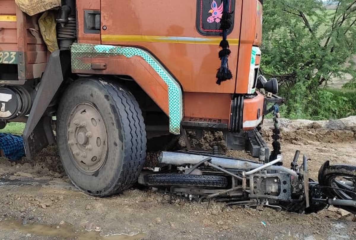 UP: horrific road accident in Jalaun, speeding DCM trampled three bike riders, two died