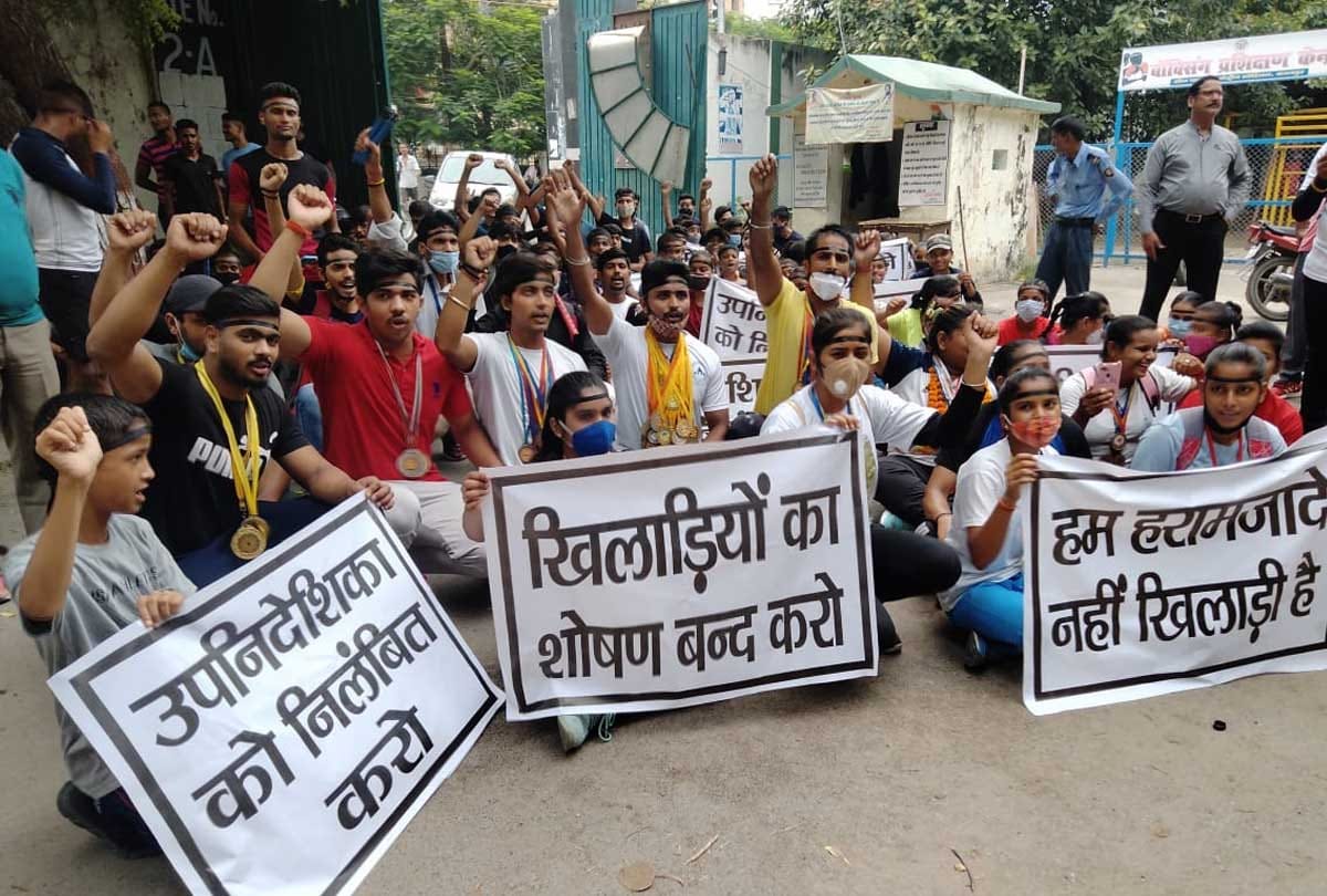 Kanpur: Players demonstrated against Greenpark's deputy director demand to suspend