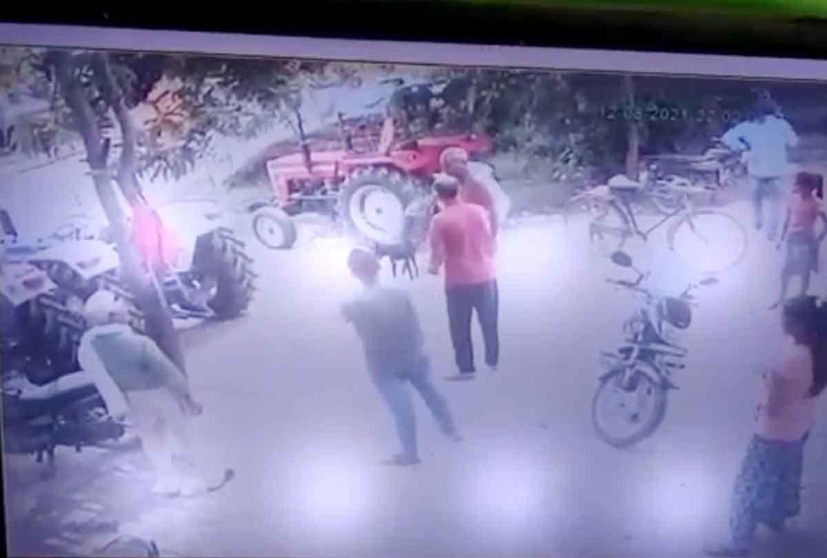 Kannauj: Lekhpal suspended for bribe of ten thousand rupees, incident was captured in CCTV