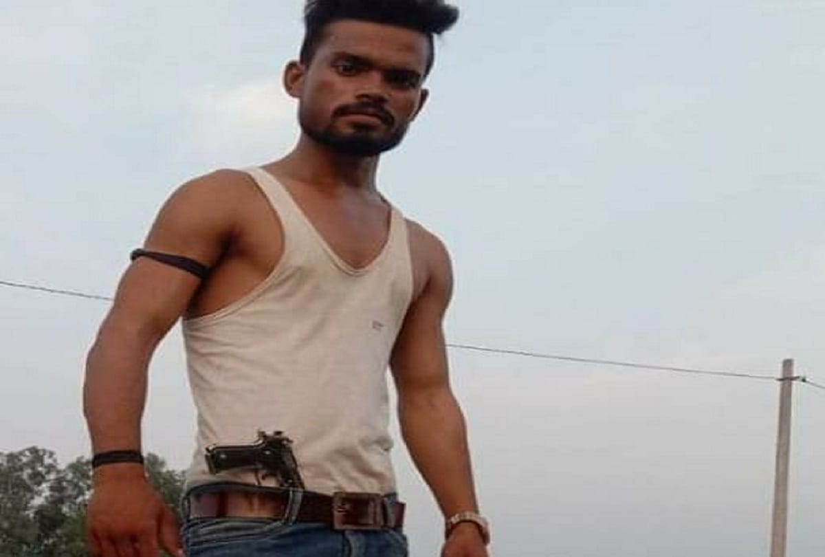 The photo of a young man with a weapon is going viral in Pratapgarh