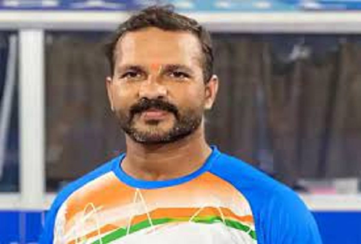 Hockey coach Prince Piyush Dubey honored on arrival in Prayagraj on 20 August