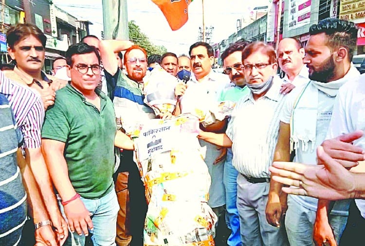 BJP burns effigy of Pakistan Prime Minister Imran Khan in Punjab