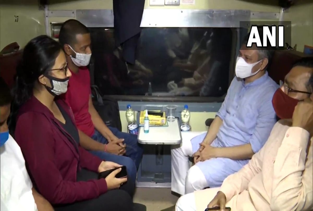 Railway Ministers unique journey: boarded the train from Bhubaneswar to Raigad, meeting the passengers and talked about service-cleanliness