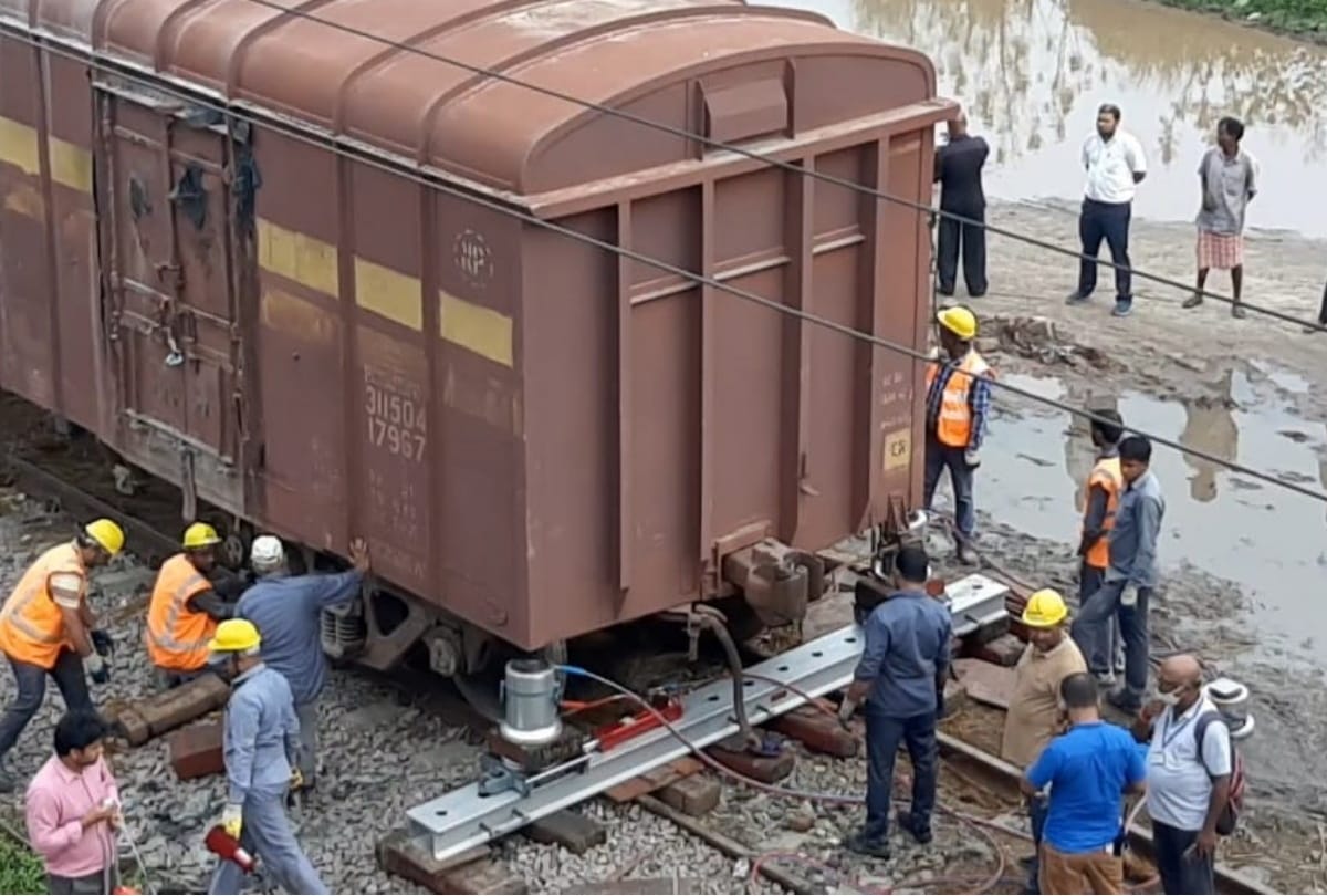 wheel of box wagon came off track in sant kabir nagar