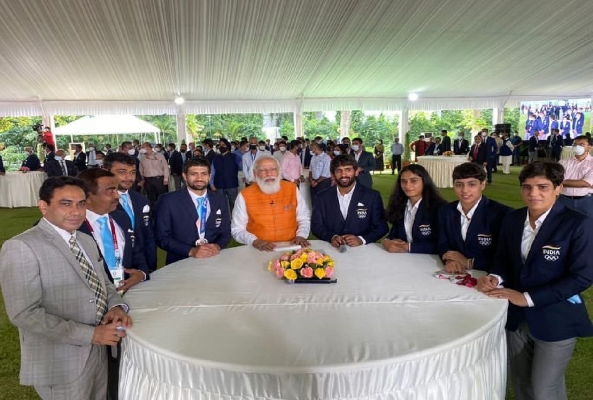 Tokyo Olympics 2020 PM Narendra Modi meets indian Olympians at his residence demands visit to 75 schools
