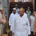 जामा मस्जिद से नमाज पढ़कर निकलते लोग