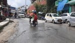 नगर के सिल्थाम में बीच सड़क से पाइप लाइन से निकलकर बहता पानी। संवाद न्यूज एजेंसी