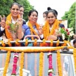 Prayagraj News :  टोक्यो ओलंपिक में शानदार प्रदर्शन करने वाली हॉकी खिलाड़ी गुरजीत कौर और निशा वारसी का प्रयागराज स्थित एनसीआर रेलवे मुख्यालय में स्वागत किया गया।