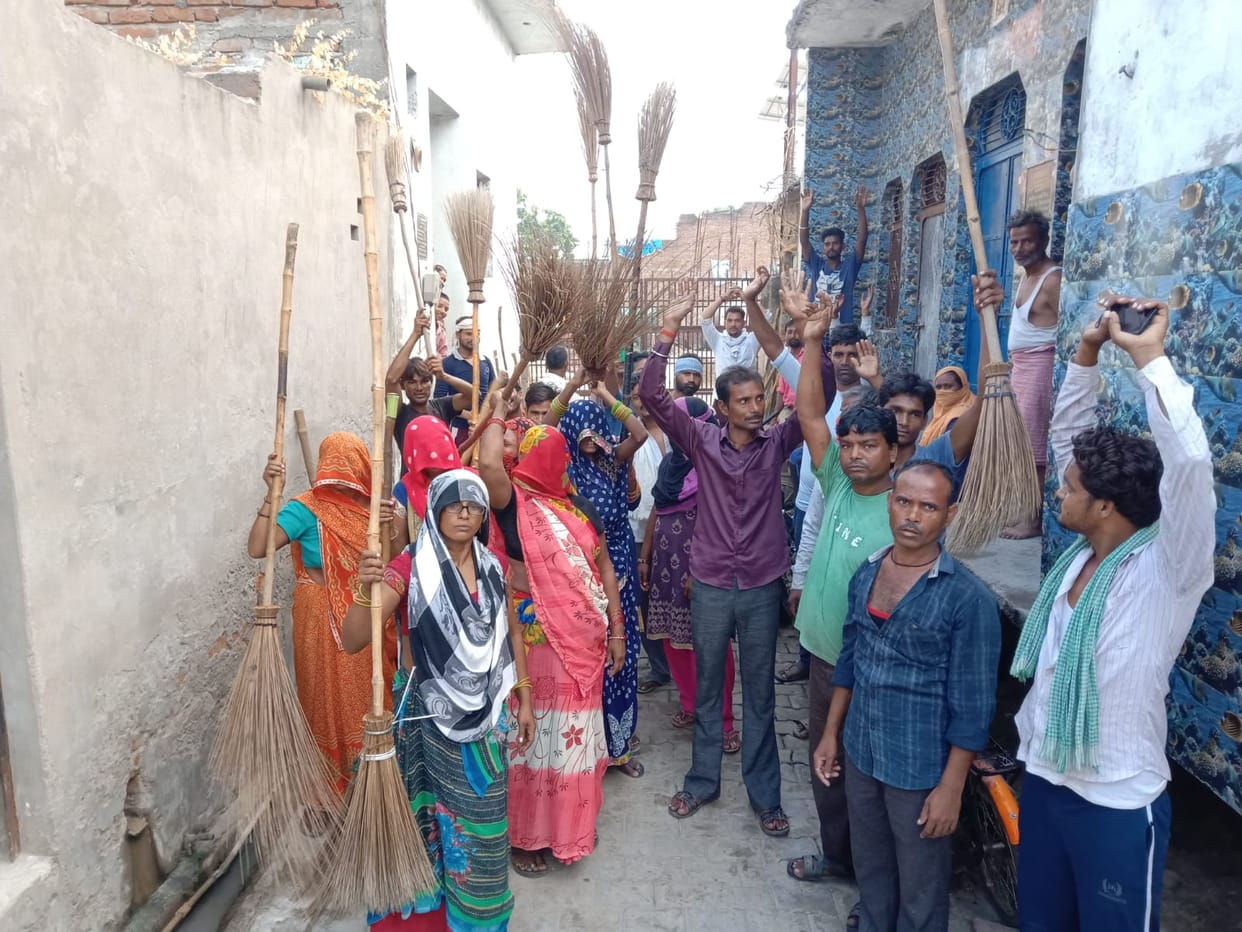 The contract workers of the Nagar Panchayat created a ruckus over non-payment of salary