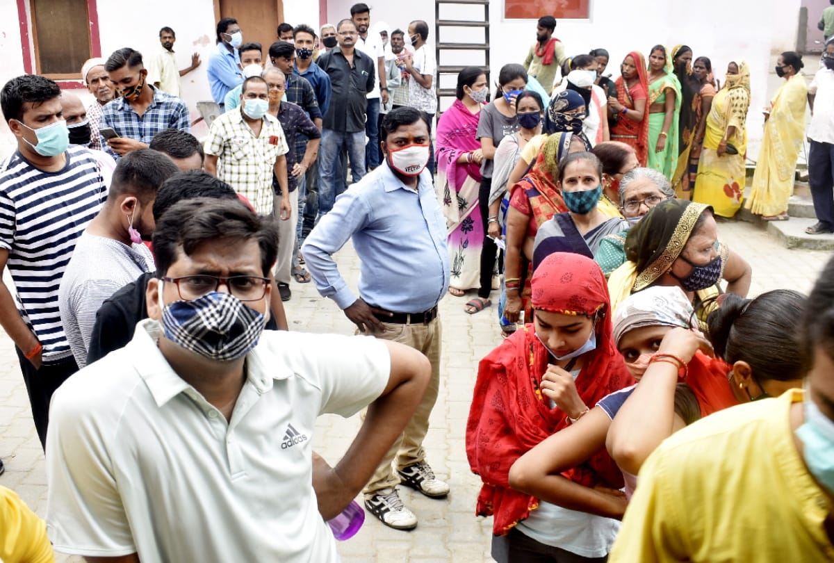 Corona vaccination 33 thousand people got vaccine smidst uproar in Gorakhpur