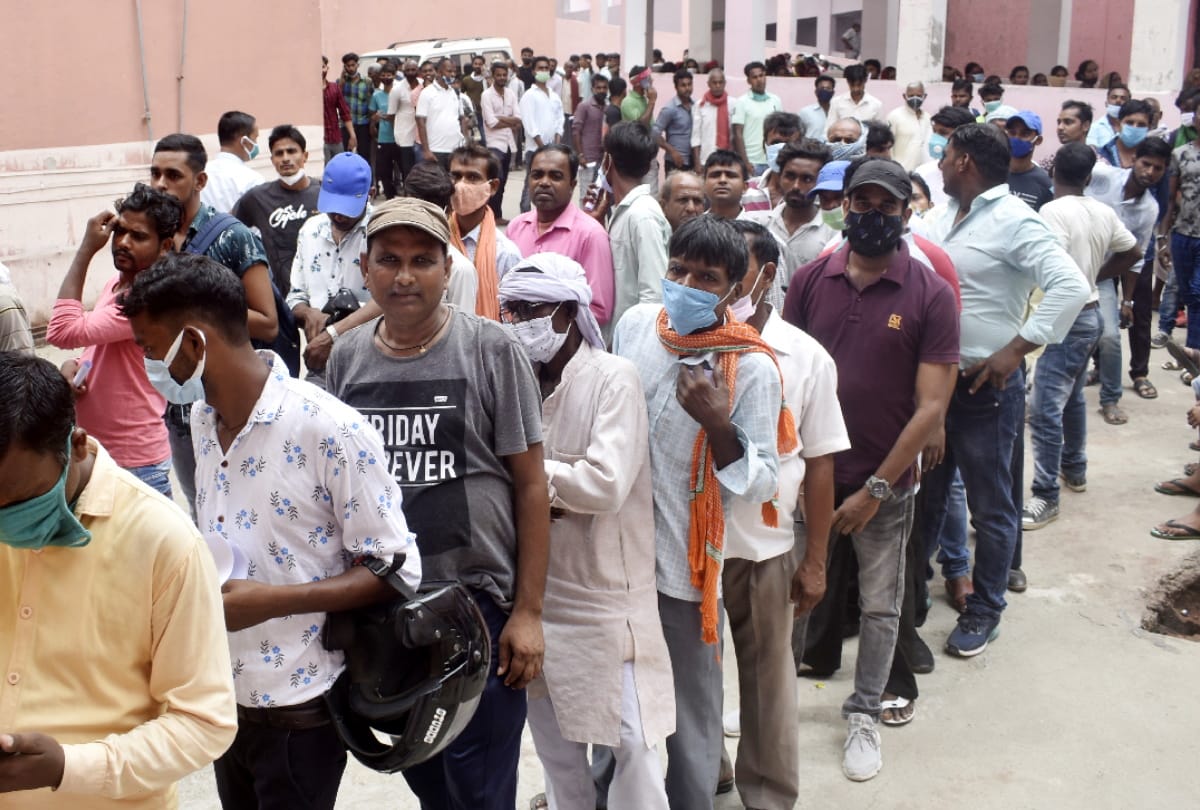 Corona vaccination 33 thousand people got vaccine smidst uproar in Gorakhpur