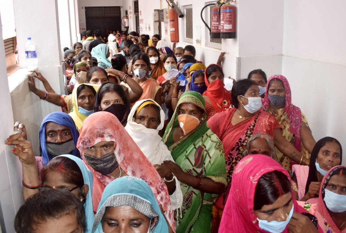 Corona vaccination 33 thousand people got vaccine smidst uproar in Gorakhpur