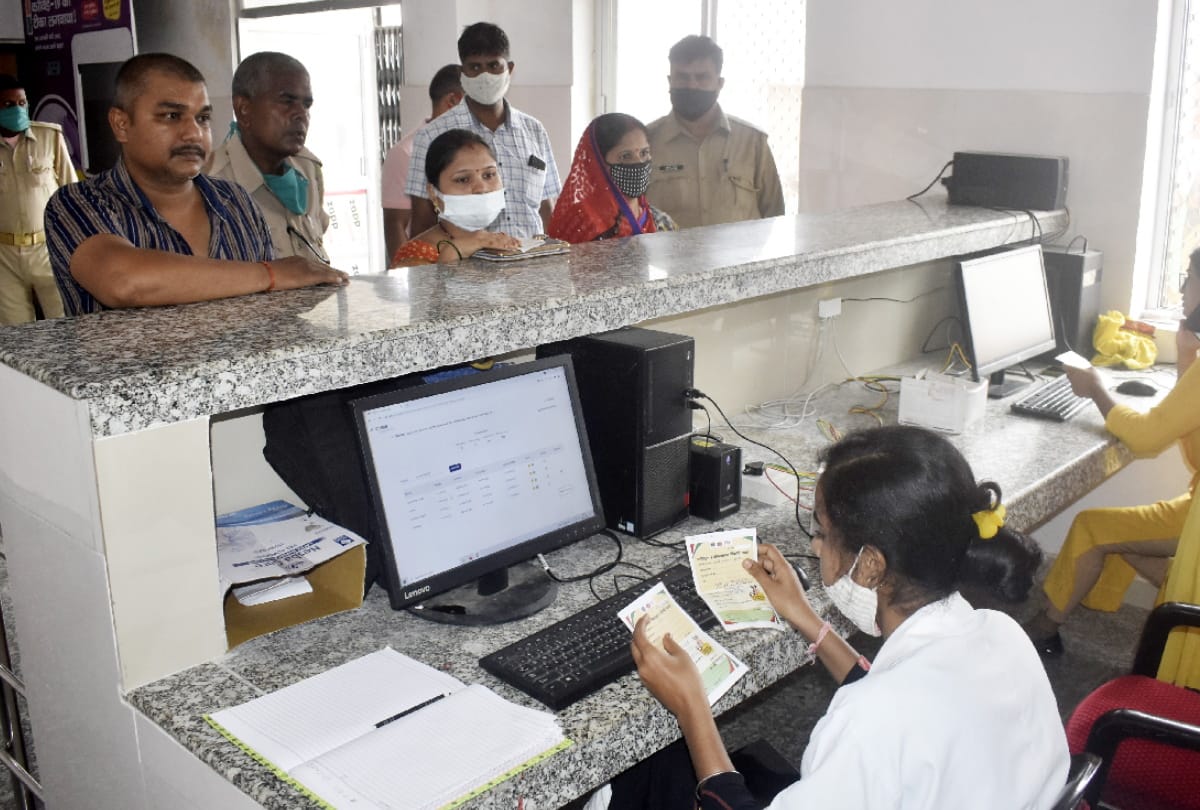 Corona vaccination 33 thousand people got vaccine smidst uproar in Gorakhpur