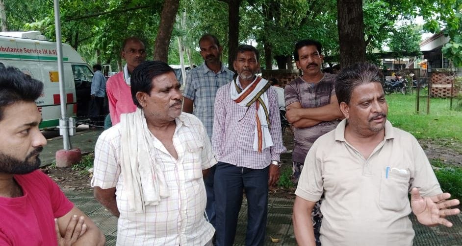 Youth dies due to current, shopkeeper scorched
