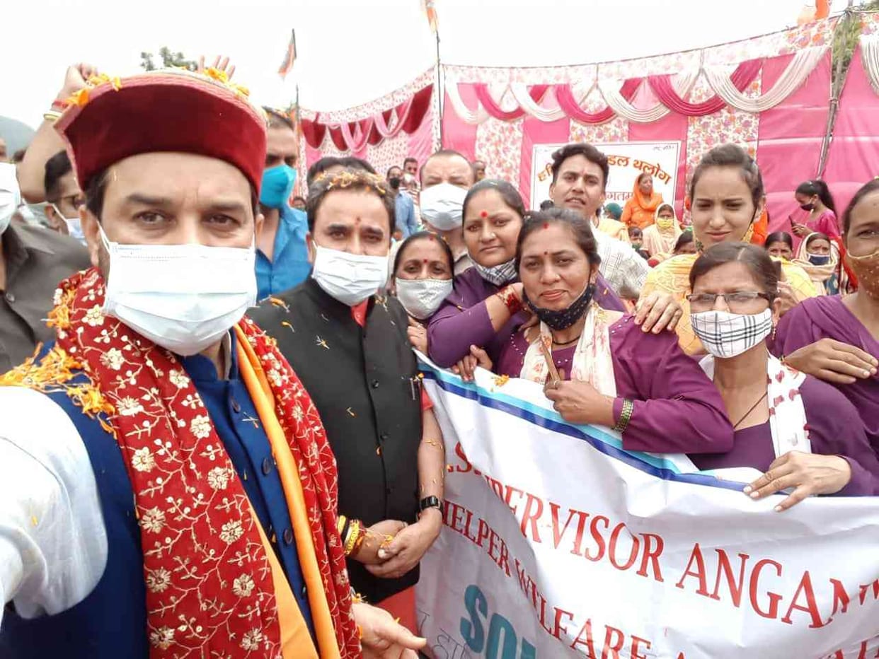 Youth with BJP workers thronged to take selfie with Anurag Thakur in Arki